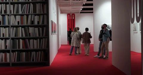 Museum visitors in face masks taking a tour at exhibition after covid-19 Stock-Footage 135603285