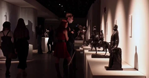 Museum visitors weared in face masks taking a tour at statue exhibition Stock-Footage 152151827