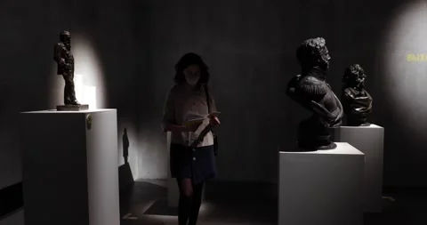 Museum visitors weared in face masks taking a tour at statue exhibition Stock-Footage 152151915