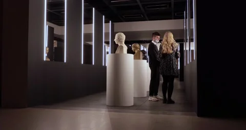 Museum visitors weared in face masks taking a tour at statue exhibition Stock-Footage 152151953