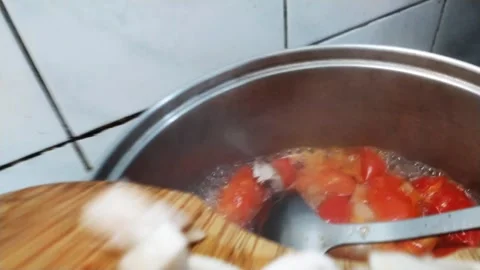 Mushroom pieces falling into a pot of vegetable soup Vídeos de archivo 341366838