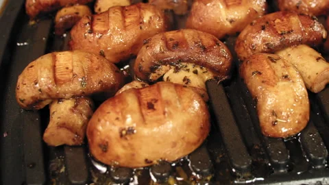 Mushrooms cooked on grill Vídeo Stock 165973271