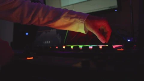 Music producer turning knobs in dark room 스톡 동영상 91459559