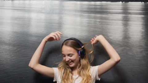 The Music Satisfaction 動画素材 70100567