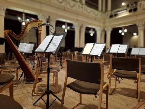 Music score with notes in hall of the conservatory at classical music concert Foto stock