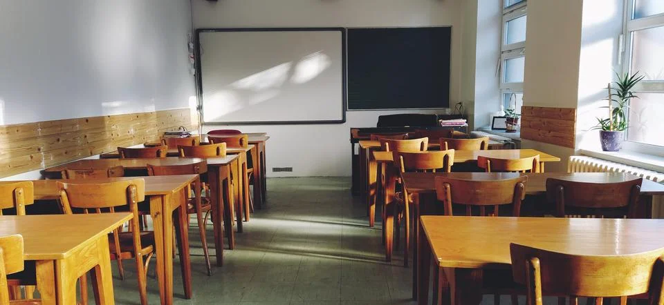 Music solfeggio empty class at school. The sun's rays fall on the floor through Foto stock