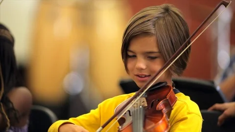 Music students learning to play violin. Vidéo 88367616
