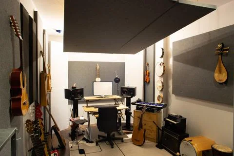 Music studio full of instruments and pc display Stock-Fotos