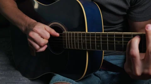 Musician Hands Strumming Strings of a Blue Acoustic Guitar Close Up 库存影片 339366819