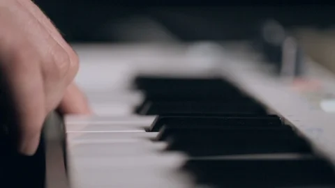 Musician plays keys Vídeos de archivo 90896653