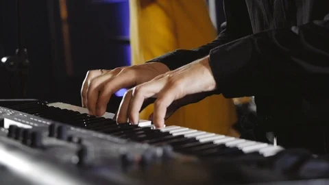 The musician plays the synthesizer during the performance. 스톡 동영상 112621285