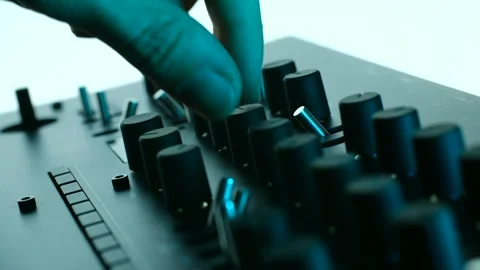 Musician tweaking knobs on analog synthesizer 스톡 동영상 311940006