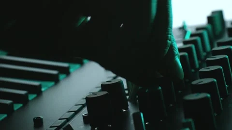 Musician tweaking knobs on analog synthesizer in recording studio 스톡 동영상 312567874