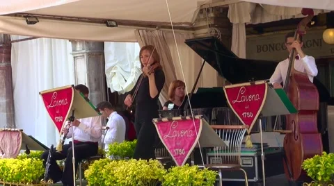 Musicians in cafe at st mark's square venice 스톡 동영상 40136239