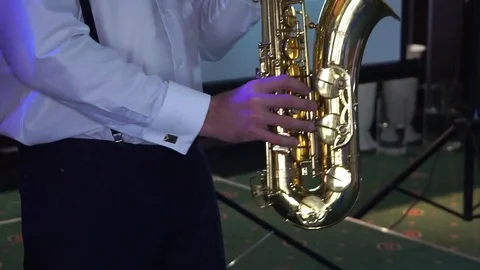 The musician's hands on the saxophone. Video stock 76596113