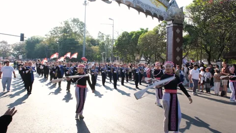Musicians marching and performing at parade Видео 343605110