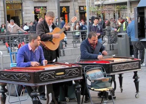 Musicians playing different instruments perform on the Madrid street Foto stock