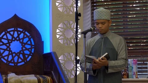 Muslim boy reading prayer Vídeos de archivo 77007469