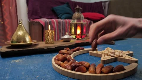 A Muslim breaking the fast with dates and water. Dates is traditional food for Vídeo Stock 262394905