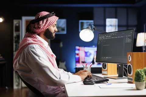 Muslim coder using a desktop computer 库存照片