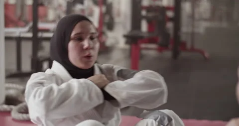 Muslim fighter doing sit ups with partner 스톡 동영상 232404731