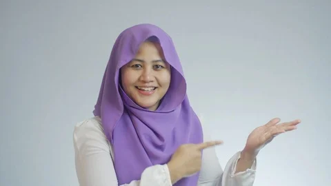 Muslim Lady Presenting Something on Her Side with Copy Space Video stock 118455388