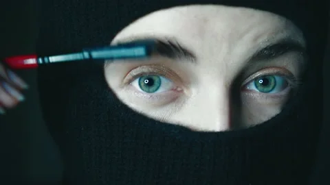 Muslim makeup step by step tutorial. A girl with beautiful eyes in a hijab does Video stock 232342596