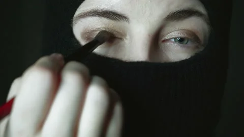 Muslim makeup step by step tutorial. A girl with beautiful eyes in a hijab does Video stock 232342606