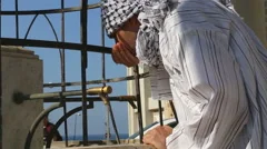 Young detarment palestinian in keffiyeh, Stock Video