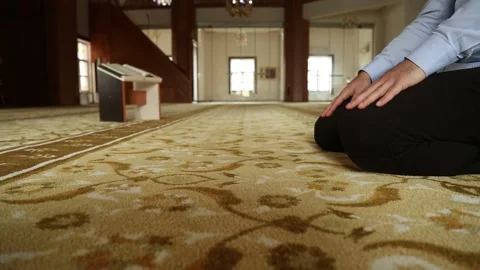 Muslim Man Bowing in Prayer Inside Peaceful Mosque Vidéo 346474100