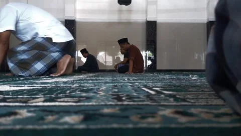 A Muslim man is performing sunnah prayers while waiting for congregational praye Stock-Footage 255004142