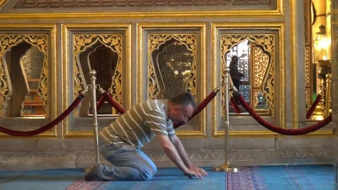Muslim man praying Stock Footage 93034382