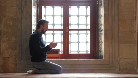 Muslim man praying in a mosque Stock Footage 99398016