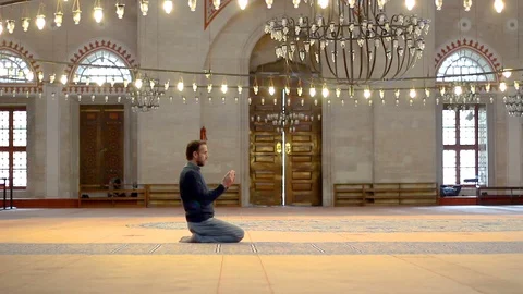 Muslim man praying in mosque Stock Footage 99400284