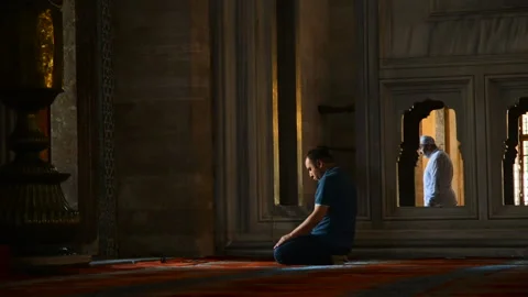 Muslim Man is Praying in the Mosque 库存影片 157836731