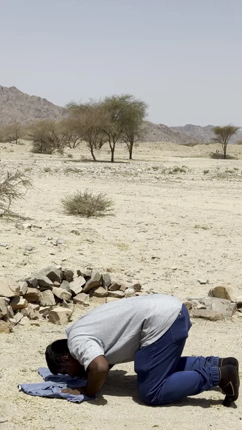 Muslim Man Praying in Remote Arid Desert Landscape Vídeo Stock 327860469
