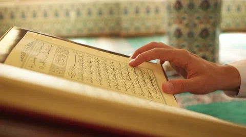 Muslim man reading Qur'an Vídeo Stock 55835697