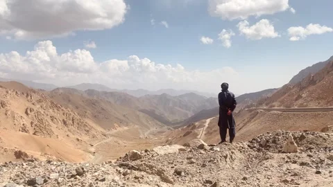 Muslim man stand thoughtful on viewpoint enjoy scenic view in Afghanistan. .. Vídeos de archivo 280264736