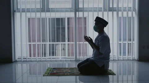 Muslim man wears mask while praying to the GOD Stock Footage 127528894