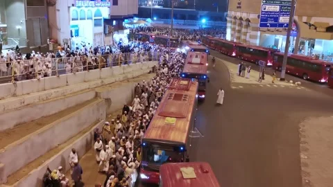 Muslim pilgrims queue up for transportation to go back to their hotels in Makkah 스톡 동영상 274473098