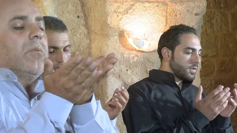 Muslim prayers in congregation inside a mosque Vídeos de archivo 120473649