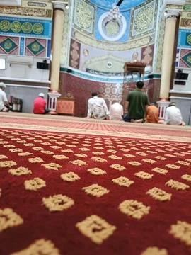 Muslim praying in mosque Foto stock