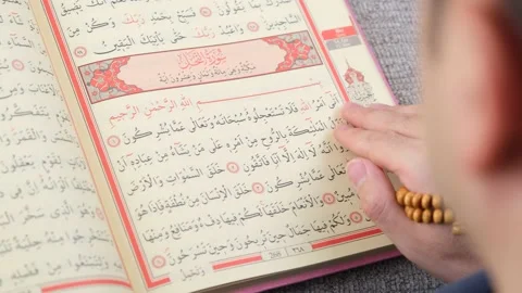 Muslim reading Quran Vídeo Stock 233269984