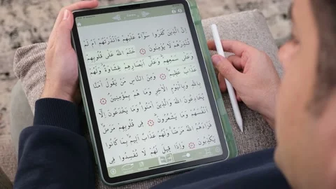 Muslim reading Quran Stockbeeldmateriaal 233399528