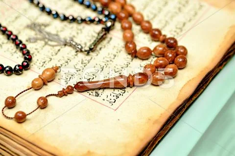 Muslim rosary beads on the Holy Quran Stock Photos