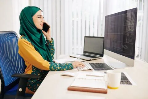 Muslim software developer talking on phone 스톡 사진