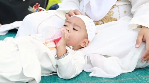 Muslim son cry and suck up water. Stock Footage 101163032
