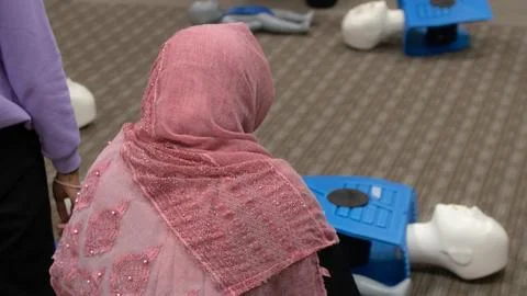  Muslim trainees taking cpr class and first aid Stock Photos