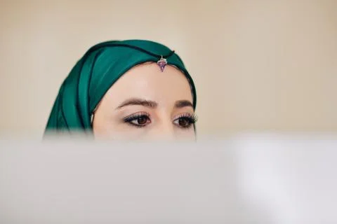 Muslim woman reading data on computer Foto stock