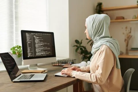 Muslim Woman Working On Computer Code Stock-Fotos